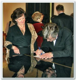 After the concerts numerous listeners asked the Master for authograph. Photo by Anna Jellaczyc.